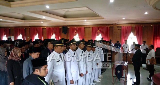 Wakil Bupati Tanjung Jabung Timur, H.Robby Nahliansyah saat mengambil sumpah 120 pejabat eselon III dan IV di lingkup Pemkab Tanjung Jabung Timur.