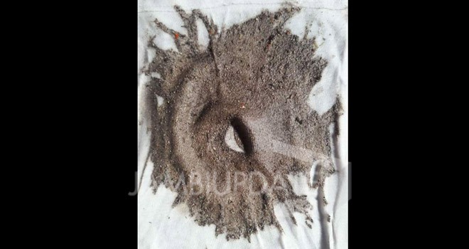 Kondisi pasokan air dari PDAM Kerinci bercampur  pasir serta cabe terjadi di Desa Mekar Jaya, Kecamatan Kayu Aro.