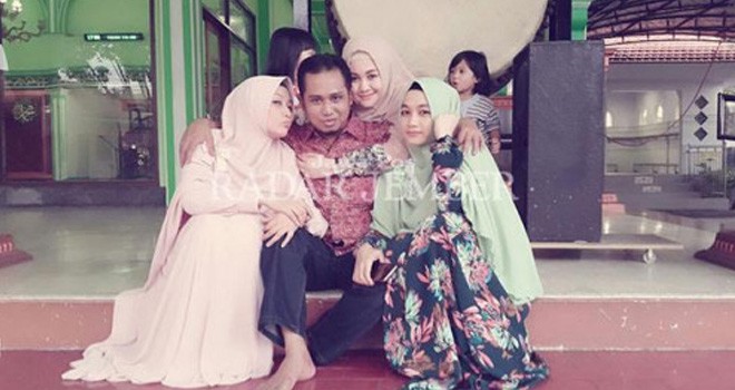 Satu Atap 3 Cinta, Istri Berebut Buat Jamu Kuat. Foto for Radar Jember/JPNN.com