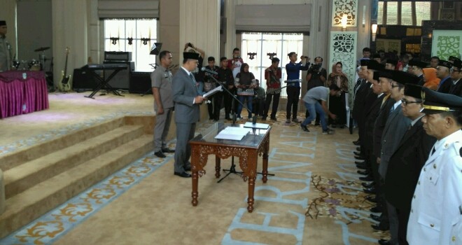 Walikota Jambi, Sy Fasha saat melantik pejabat eselon II di Rumah Dinas Walikota Jambi. 