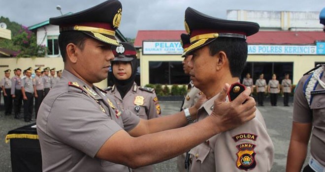 Kapolres Kerinci AKBP Ali Hadinur, saat memasang tanda jabatan kepada perwira yang dilantik di Lapangan utama Polres Kerinci, Kamis (06/4), kemarin.