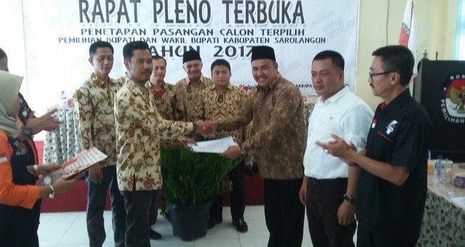Hillatil Badri saat menerima berkas hasil pleno dari KPU Sarolangun.