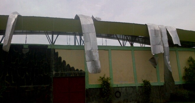 Terlihat fasilitas umum di Tanjab Barat rusak akibat diterjang angin kencang.