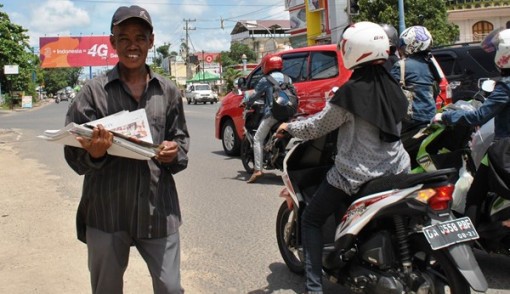 Abdulrahman saat berjualan koran di Jalan A Yani Km 33, Banjarbaru. Foto: SUTRISNO/RADAR BANJARMASIN/JPNN.com