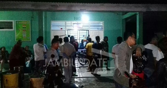 Korban pembacokan saat dilarikan ke puskesmas Sarolangun.