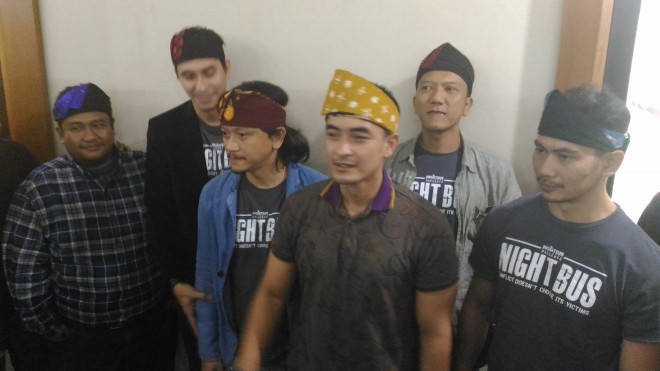 Jumpa pers di depan bioskop 21 WTC.