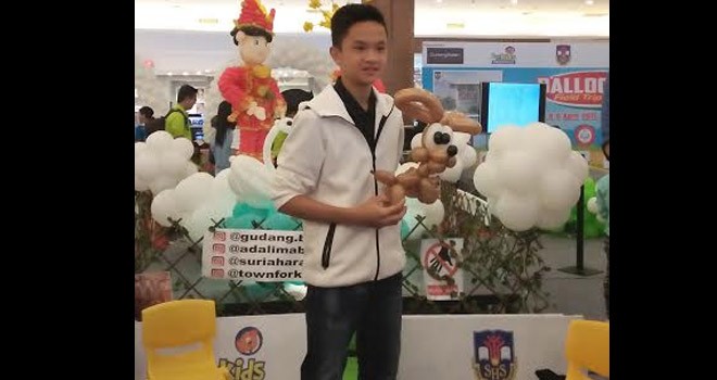 Nicholas Putra Hartono menunjukkan hasil balloon hias.