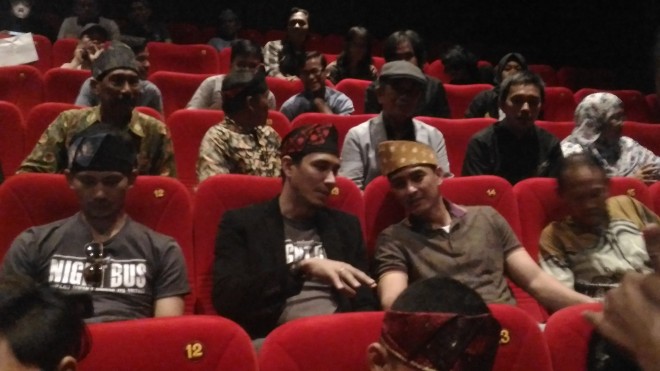 Doni Alamsyah (kiri) bersama Darius Sinatrya didamping Gubernur Jambi Zumi Zola saat berada di dalam teater 1 bioskop.