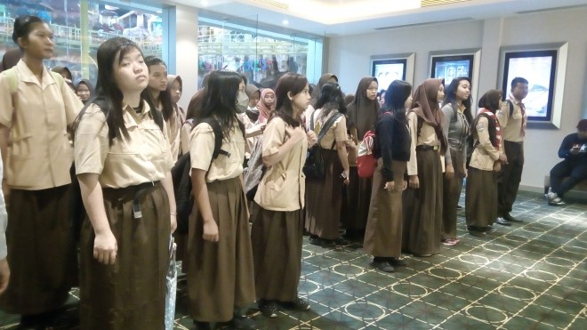 Puluhan pelajar saat berbaris di dalam bioskop.