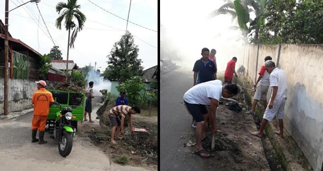 Warga yang bergotong royong membersihkan lingkungan pasca banjir.