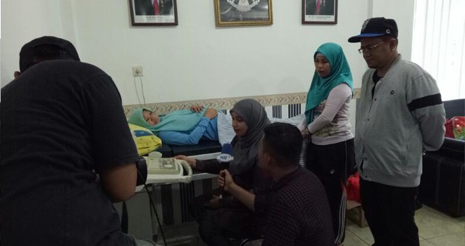 dr Nadiyah didampingi dr Mulana saat melakukan pemeriksaan kehamilan gratis