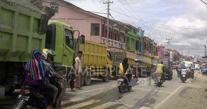 Terlihat truck yang dihadang warga di Siulak.