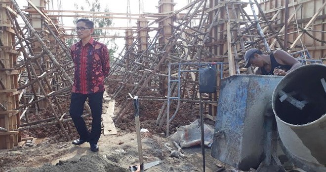 H Bakri saat tinjau pembangunan rumah susun.