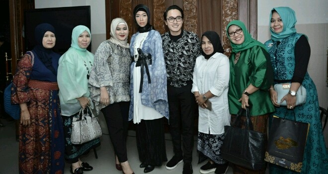 Ketua Dekranasda Provinsi Jambi, Hj. Sherrin Tharia Zola pada malam penutupan Muslim Fashion Festival Indonesia 2017 di Jakarta. 