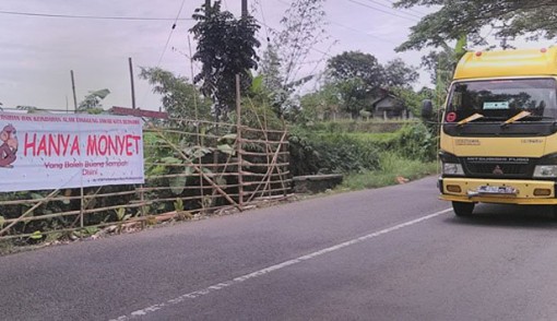 Pemerintah Desa Peuteuycondong pasang spanduk larangan membuang sampah sembarangan. Foto: JPG