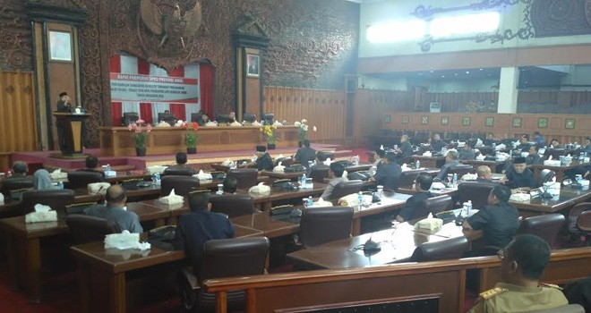 Wakil Gubernur Jambi Fachrori Umar saat rapat Paripurna DPRD Provinsi Jambi, Senin (10/4).