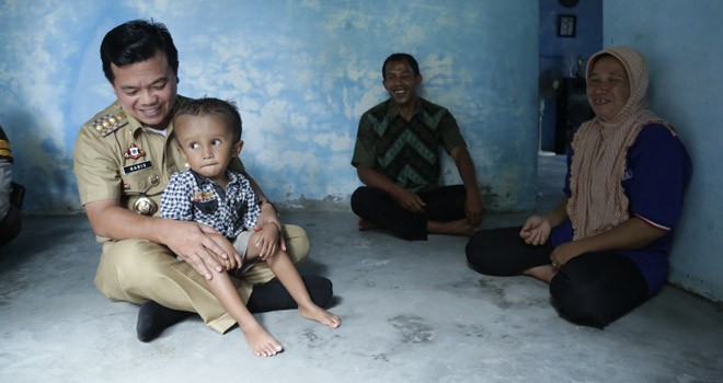 Bupati saat mendatangi rumah anak penderita penyakit hidrosipalus.