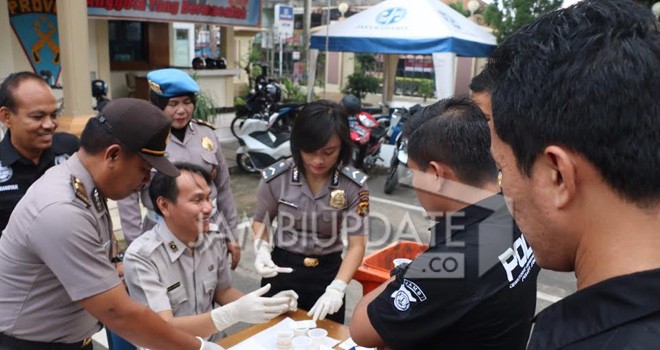 Puluhan Anggota Ditresnarkoba Polda Jambi saat Dites Urine.