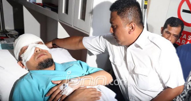 Penyidik KPK Novel Baswedan saat tiba di RS Jakarta EYE Center (JEC), Jakarta, Selasa (11/4). Novel akan menjalani pengobatan mata akibat matanya disiram air keras oleh orang yang tidak dikenal di depan rumahnya. Foto : Ricardo/JPNN.com