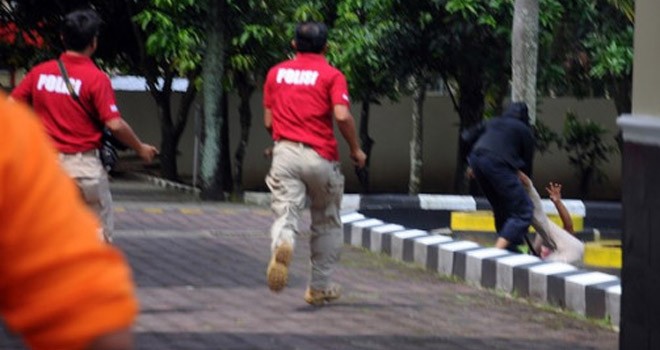 Pelaku melukai Bripka Karsono yang terjatuh saat kejar-kejaran dengan pelaku di halaman Mapolres Banyumas (11/4). Anggota Polisi lainnya berhamburan keluar dan mengejar pelaku yang tengah melukai Bripka Karsono. Dimas Prabowo/Radar Banyumas/JPNN.com