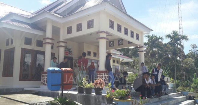 Warga Sungai Deras saat datang ke kantor Camat Air hangat Timur.