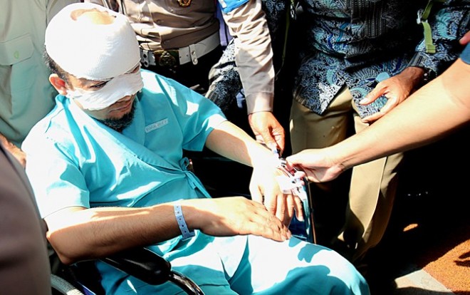 Novel Baswedan saat akan dipindahkan ke RS Jakarta Eye Center (Imam Husein/JawaPos.com)