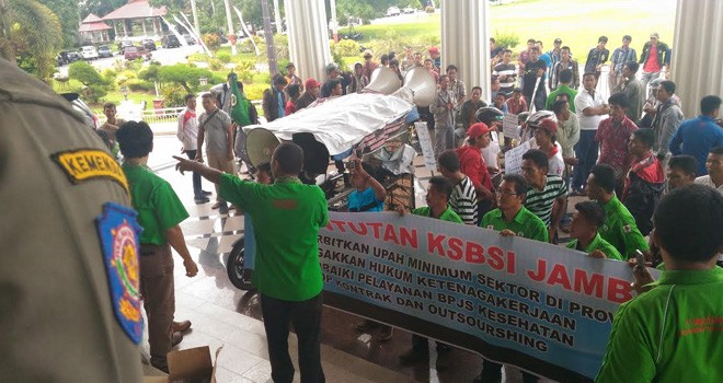 Puluhan masa yang mengatasnamakan dirinya dari Konfederasi Serikat Buruh Sejahtera Indonesia (KSBSI) saat mengeruduk kantor Gubernur Jambi.