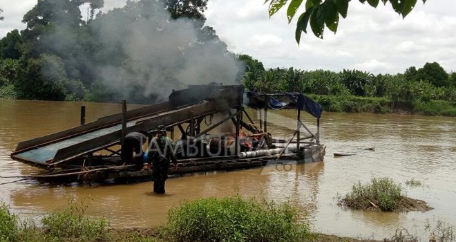 Beberapa Unit Rakit PETI uang Dibakar Petugas.