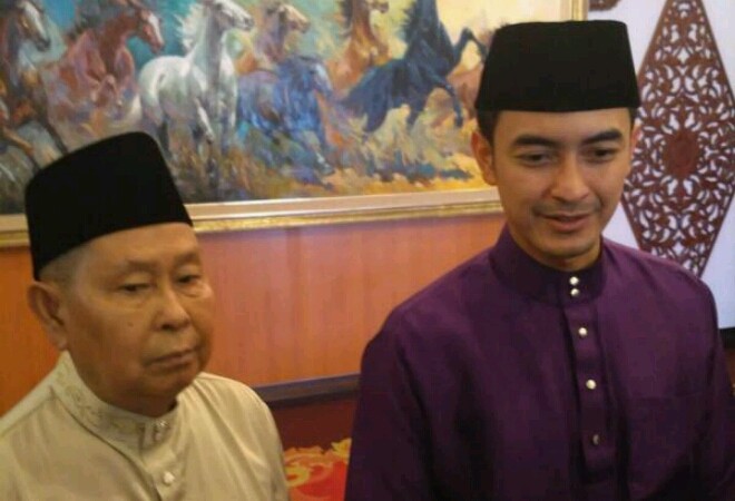 Gubernur Jambi Zumi Zola bersama Hasip Kalimuddin Syam, Ketua Lembaga Adat Melayu Jambi usai pengukuhan LAM di Rumah Dinas Gubernur Jambi, Kamis (13/4).