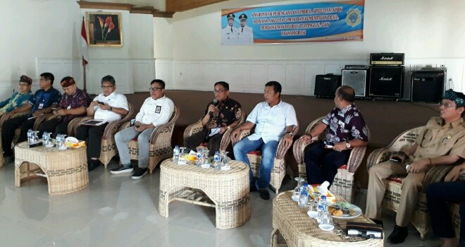 H Bakri diskusi bersama kades. 