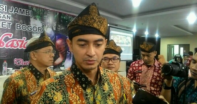 Gubernur Jambi, Zumi Zola.