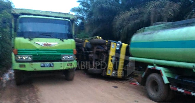 Truk Tangki Pembawa CPO saat Terguling di Jalan Lintas Petaling - Jambi.
