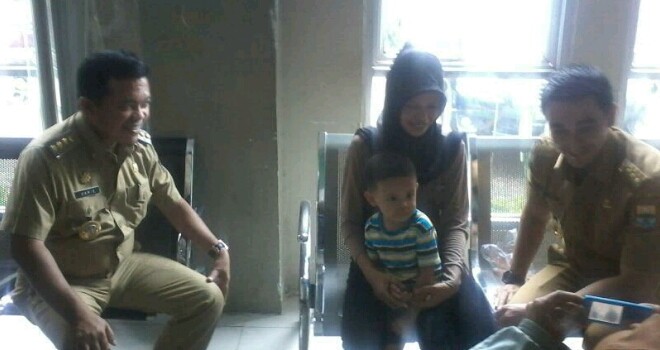 Gubernur Jambi Zumi Zola didampingi Bupati Merangin Al haris saat menyambangi rumah sakit Umum Kolonel Abunjani Bangko, Kabupaten Merangin. 