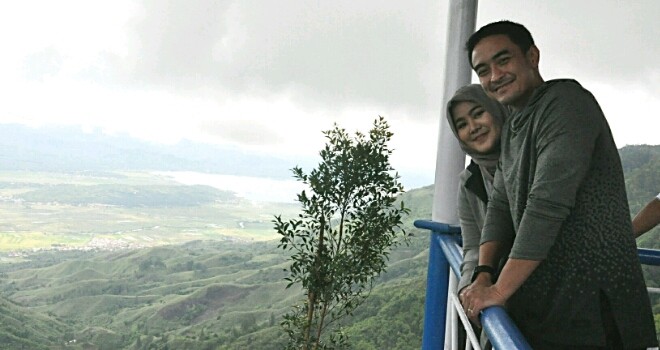 Gubernur Jambi Zumi Zola didamping istri saat berada di bukit khayangan.