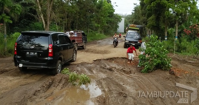 Terlihat jalan rusak di kawasan geragai kota baru tanjung jabung timur.