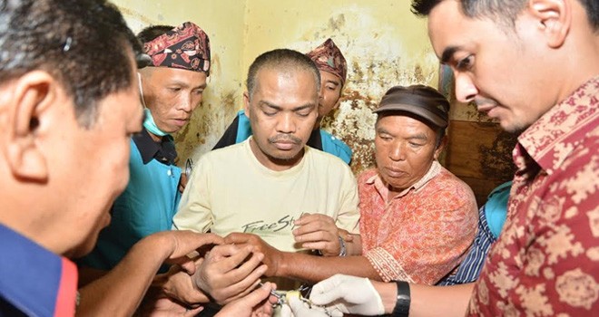 Gubernur Jambi, H.Zumi Zola saat melepaskan korban pasung di Sungai Penuh.