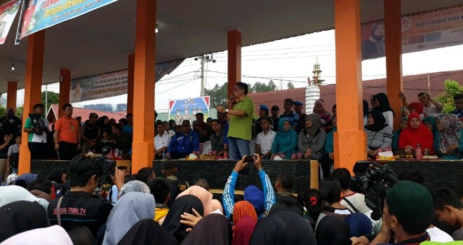 H Bakri Bersama Gubernur Zola saat Meriahkan Acara Jalan Santai di Kerinci.