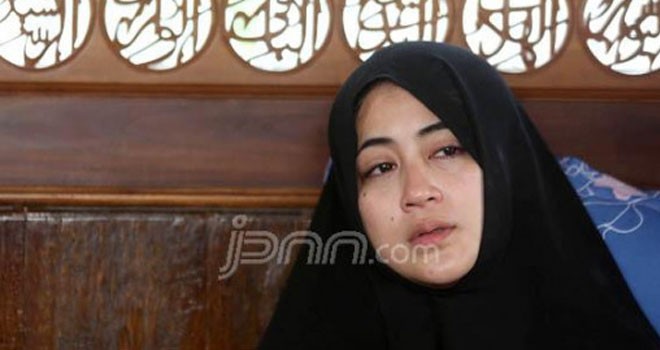 Istri mendiang Ustad Jefri Al-Buchori, Pipik Dian Irawati, meratapi kesedihan akibat kebakaran rumahnya di Perumahan Bukit Emas, Rempoa, Jakarta Selatan, Jumat (20/6). Kebakaran yang terjadi sekitar pukul 04.00 WIB karena korsleting listrik. Foto: Fedrik Tarigan/Jawa Pos/JPNN.com Ilustrasi by: Fedrik Tarigan/Jawa Pos