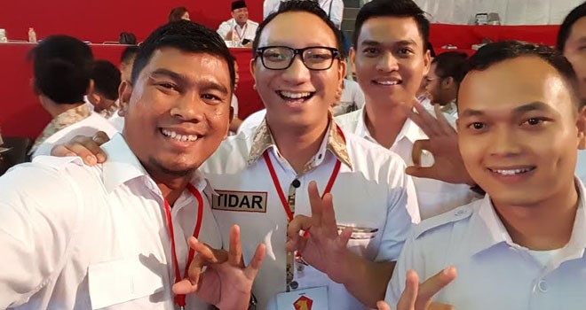 Ketua PD Tidar Jambi Rocky Candra (kiri) bersama anggota DPR RI Fraksi partai Gerindra Aryo Djohadikusumo (tengah).