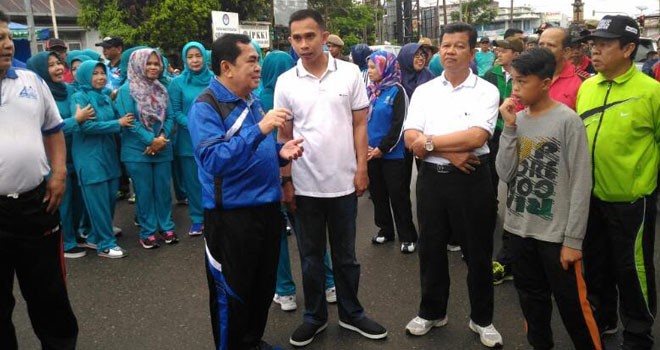 Dipo Ilham Djalil bersama Walikota Asafri Jaya Bakri dan Masyarakat Kota Sungai Penuh pada acara jalan santai di lapangan Medeka, Minggu (16/4) kemarin.