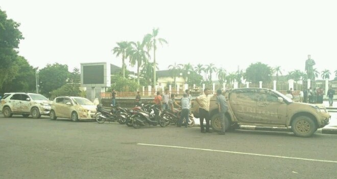 Puluhan warga Sungai Bahar berunjuk rasa didepan halaman kantor Gubernur Jambi. 
