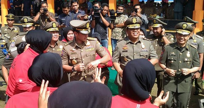 Zumi Zola saat ikut senam rentak kudo bersama bupati Adi Rozal.