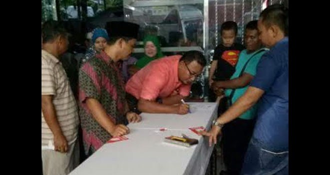 Para pengurus IKEBSAK saat membantu menyelesaikan proses administrasi pemulangan jenazah Eliza.