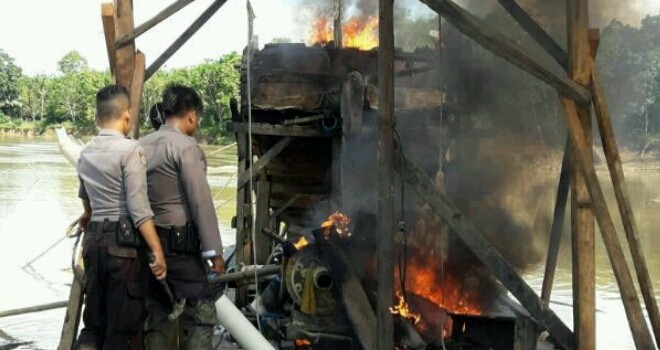 Petugas kepolisian saat membakar Alat Peti di Bungo.  