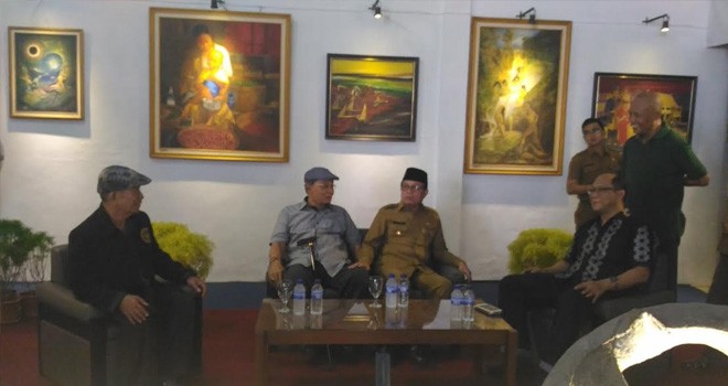 Wagub Jambi, Fachrori Umar mengunjungi pameran bertajuk Jejak Visual di Tempoa Inn, Kota Jambi.
