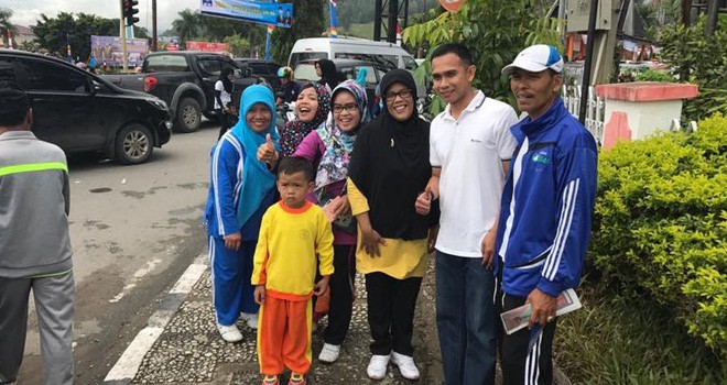 Dipo Ilham Djalil saat menyapa masyarakat Kerinci pada saat jalan santai di Minggu (14/4) kemarin.