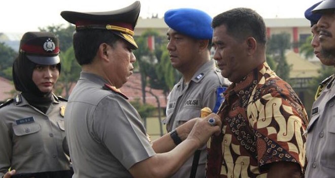 Kapolda Jatim Irjen Pol Machfud Arifin melepas pakaian dinas dan pangkat anak buahnya yang dipecat. (Polda Jatim for JawaPos.com)