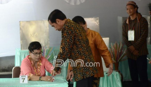 Presiden Joko Widodo usai mencoblos saat putaran pertama Pilkada DKI Jakarta. Foto: dok/JPNN.com