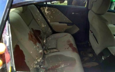 ceceran darah dan pecahan kaca mobil Honda City warna hitam BG 1488 ON usai ditembak oknum kepolisian. (ANSYORI MALIK/SUMATERA EKSPRES/JawaPos.com)