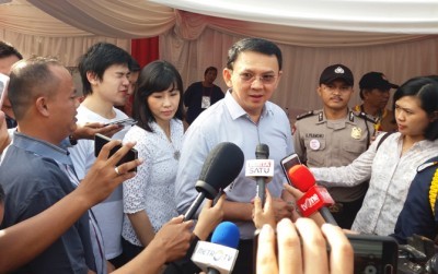 lon gubernur DKI Jakarta, Basuki Tjahaja Purnama usai melakukan pencoblosan di kawasan Pluit, Jakarta Utara, Rabu (19/4) pagi. (Surya Kawung/JawaPos.com)